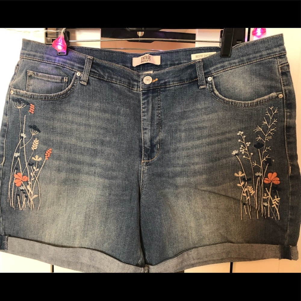 🌾 Embroidered denim shorts 🌿